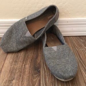 Grey toms